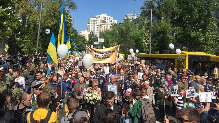 ​"Пока мы не победим этот "бессмертный полк", этих "восставших из ада", Украина не выберется из болота": журналистка показала "звезд" и адептов "Бессмертного полка"