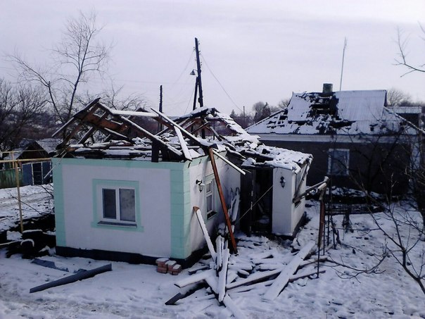 Из-за обстрелов есть разрушения в Докучаевске и Еленовке - поврежден мост и жилые дома