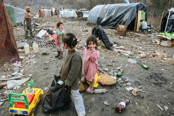 На центральной свалке Киева поселился цыганский табор из Закарпатья