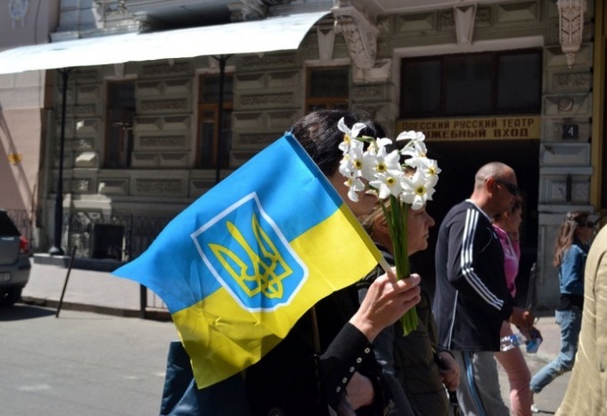 Одесситы почтили память погибших евромайдановцев и положили цветы к местам их гибели. Фото