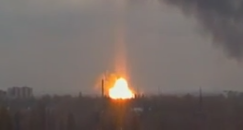 Очевидцы зафиксировали мощный взрыв в Донецке