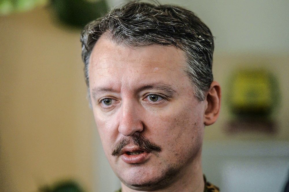 "В пожарном порядке идет переброска техники", - Стрелков прогнозирует обострение на Донбассе