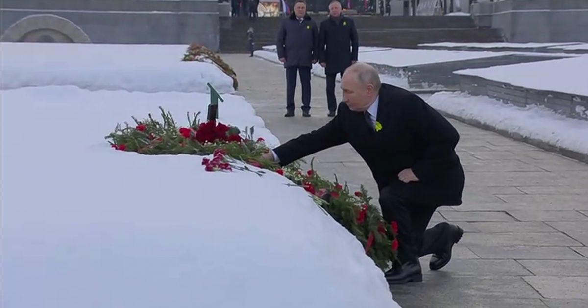 Путин доказал, что боится собственного народа, возложив цветы к монументу "Мать-Родина" без зрителей