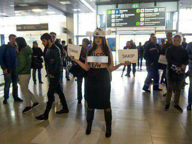 Полуобнаженная активистка "Фемен" вышла на протест из-за рекламы азербайджанских авиалиний. По мнению феменисток, ролик авиакомпании пропагандирует секс-туры в Украину – кадры