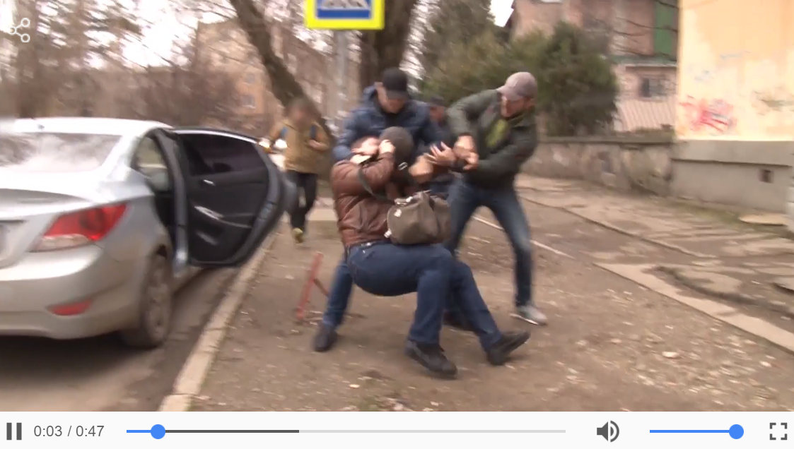 ФСБ задержала "украинского шпиона" в Симферополе: видео задержания насмешило соцсети дешевой постановкой - кадры