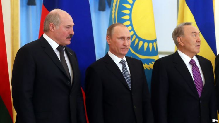СМИ: Путин, Лукашенко и Назарбаев хотят встретиться с Порошенко