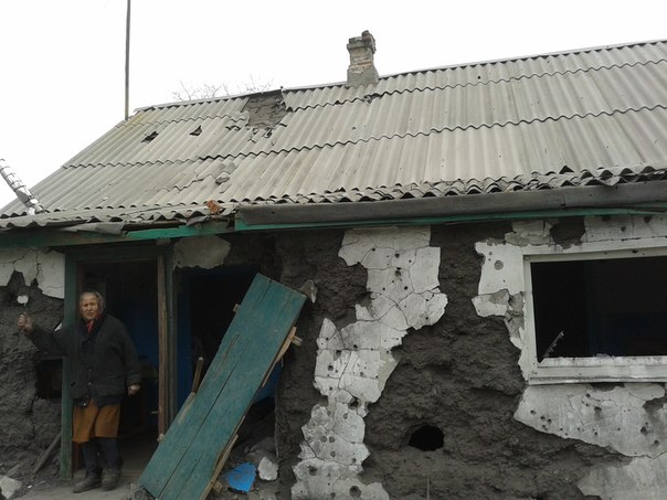 ​Поселок под Енакиево попал под обстрел: разрушены дома