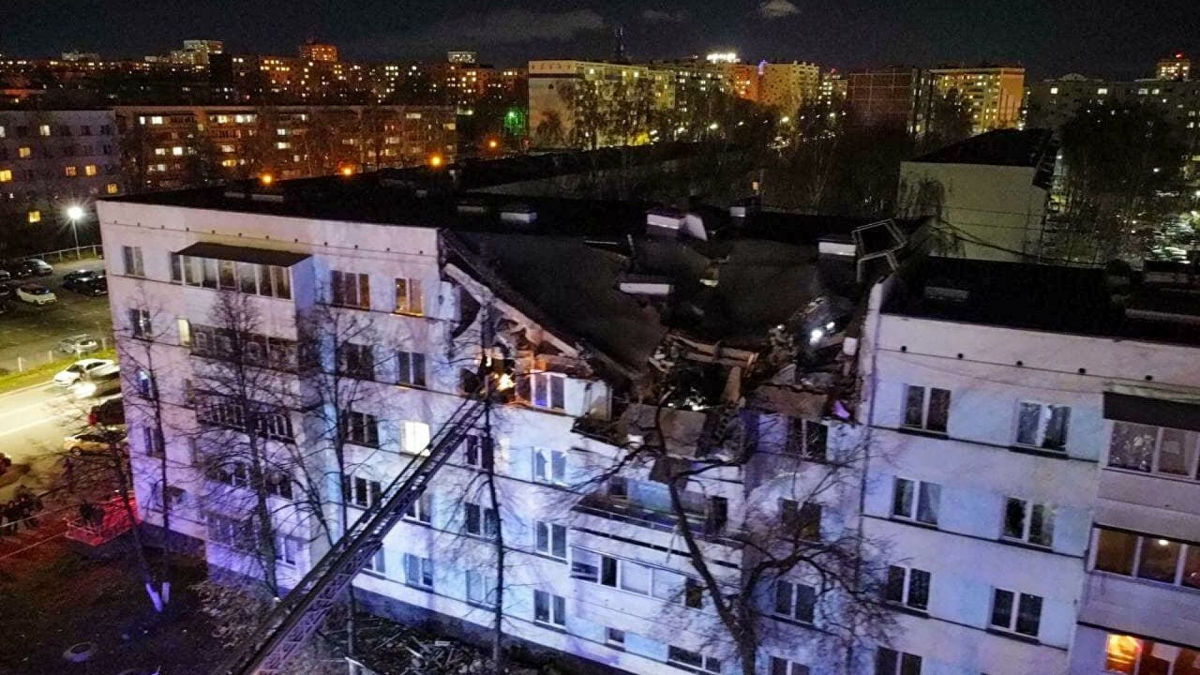 Взрыв жилого дома в Набережных Челнах попал на видео: произошел обвал крыши, квартиры развалены