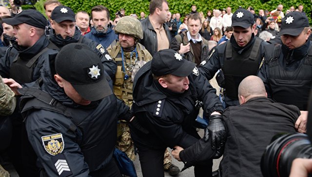 Проложить путь любой ценой: в Киеве арестовали мужчину, который попытался пройти с ружьем на массовую акцию