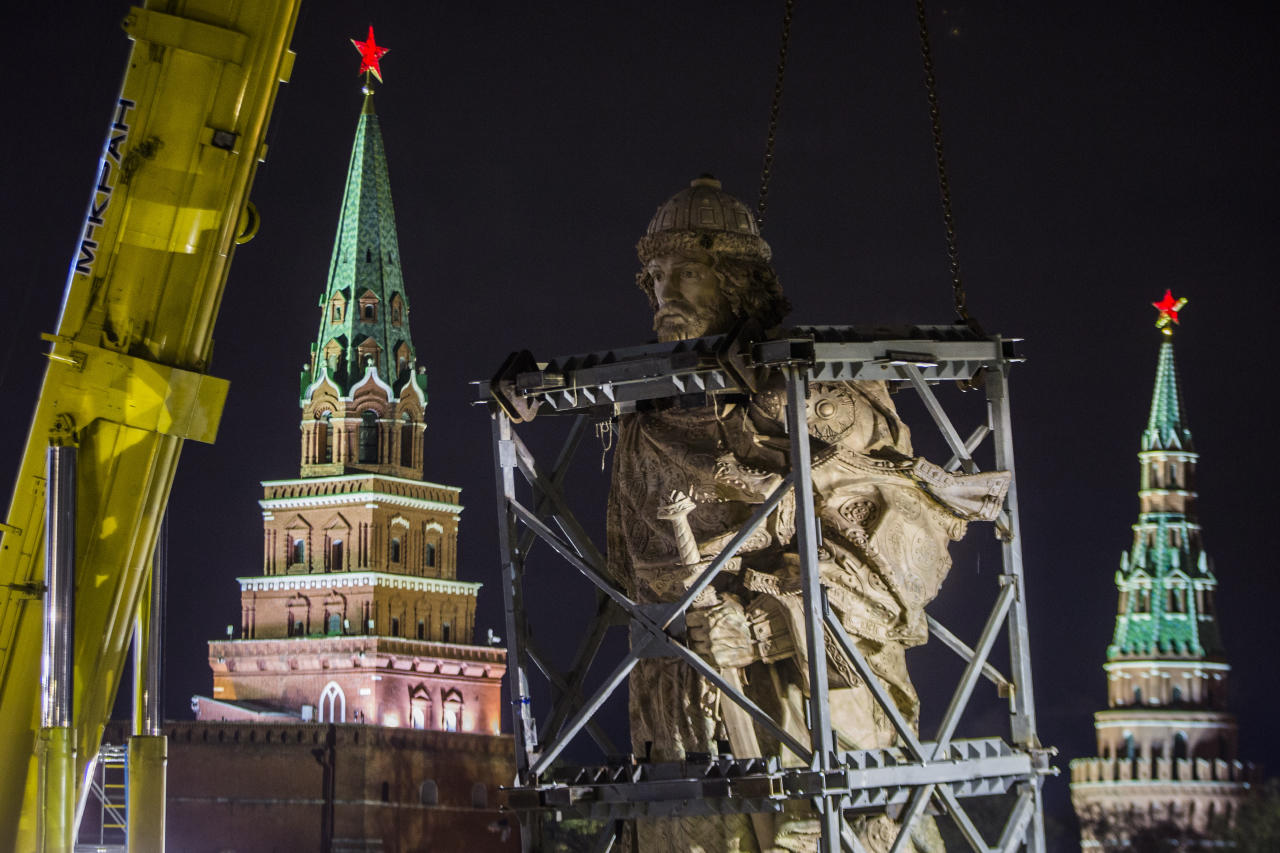 Почему в Москве нужно установить памятник не князю Владимиру, а Мотороле, - Портников