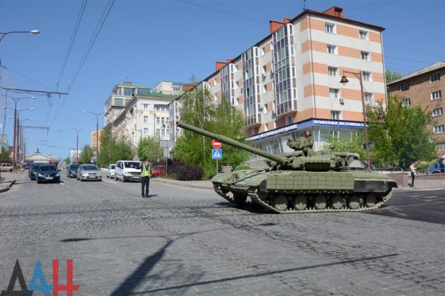 Захарченко решил показать Украине силу "ДНР": оккупированный Донецк наводнили танки и тяжелая бронетехника