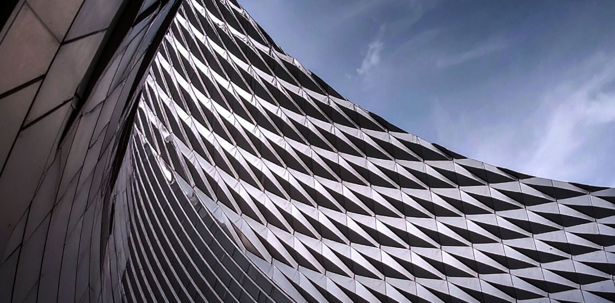 Иран начал атаки на офисы американских банков: появилось видео удара по Citibank в Дубае 