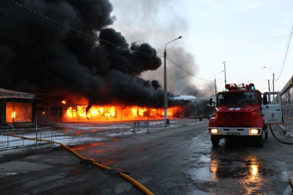 Харьков в черном дыму: горит рынок "Барабашово", есть жертвы