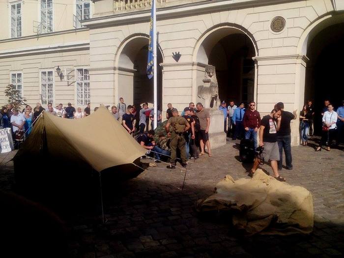 Сотни людей окружили мэрию Львова - бойцы АТО устанавливают палатки (кадры)