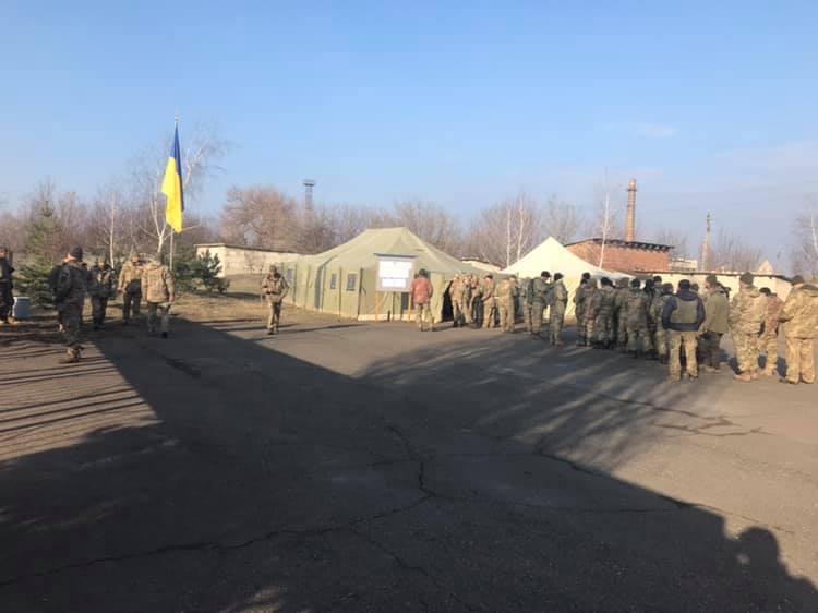 Бойцы ООС выбирают президента на передовой Донбасса под атаки врага: "Так голосуют на войне", - сильные кадры 