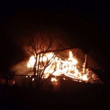 В Донецке после попадания снаряда горит дом. Фотофакт