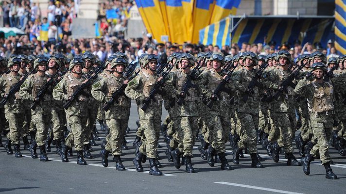 Военнный парад в Киеве: тысячи людей застряли в очередях перед металлодетекторами, пока все без паники и ругани