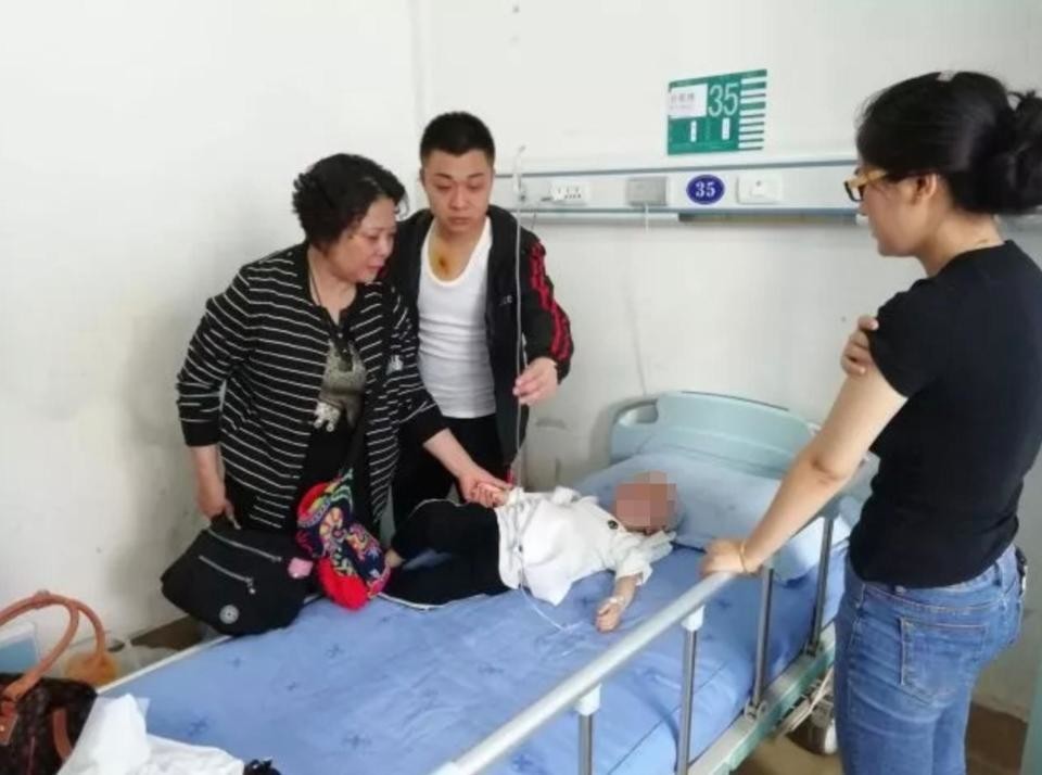 ​В Китае пес вцепился в голову ребенка - мальчика чудом спас отец: появилось видео с места событий
