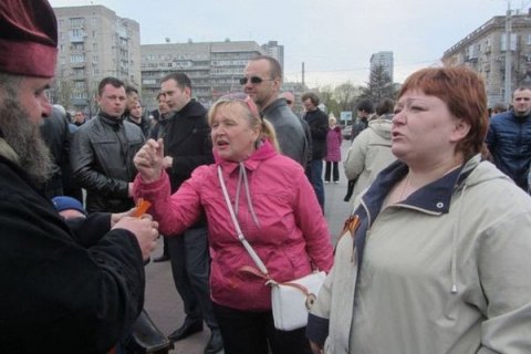 После пинка от "р*****го" мира сепаратистку Меньшикову настиг очередной удар: любительницу боевиков Донбасса задержали в Днепре за нападение с молотком на бойца АТО