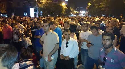 Третий день протестов в Ереване: Прямая трансляция