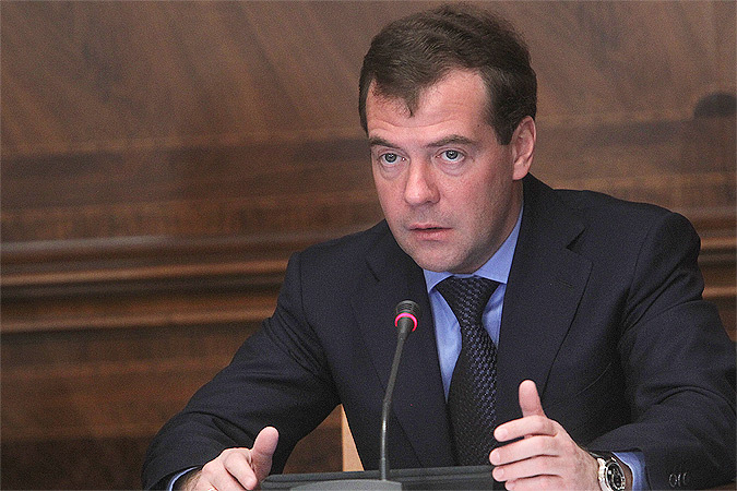 Медведев: если нефть упадет до критического уровня, нам придется принимать "определенные решения"