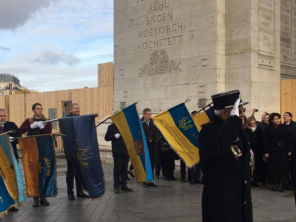 Центр Франции на мгновение стал украинским: в Париже почтили память жертв Голодомора - кадры
