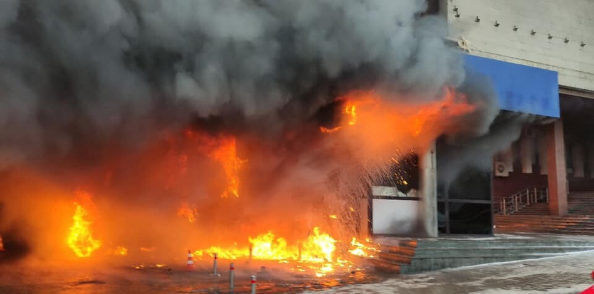 Масштабный пожар в центре Киева: огонь охватил кафе и повредил фасад гостиницы