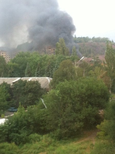 В Макеевке в результате обстрелов загорелось здание нарсуда