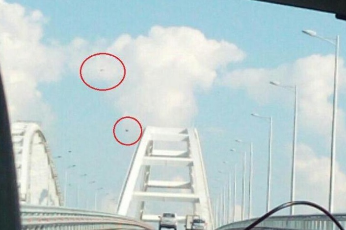 Крымский мост заинтересовал инопланетян: житель полуострова запечатлел два НЛО над сооружением - кадры