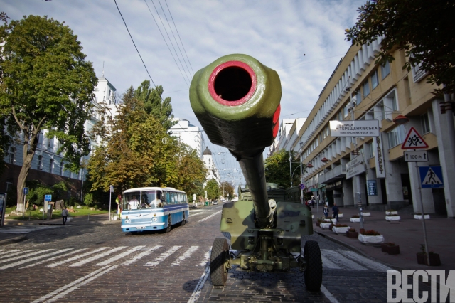 В Киеве начался военный парад 