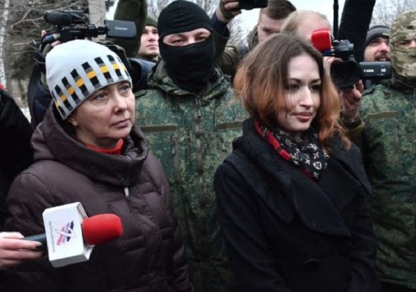 Террористы "ДНР" заявили об освобождении Пресняковой и Сворак: стали известны подробности передачи пленных