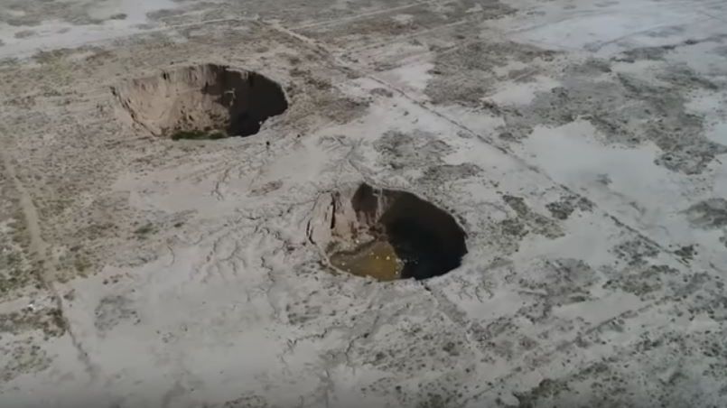В Иране сформировались тысячи провалов: геологи нашли 60-метровую дыру – кадры 