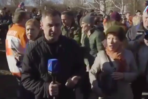 ​Восставшие жители Екатеринбурга "отомстили" пропагандисту Румянцеву за слово "бесноватые" - кадры "разборки"