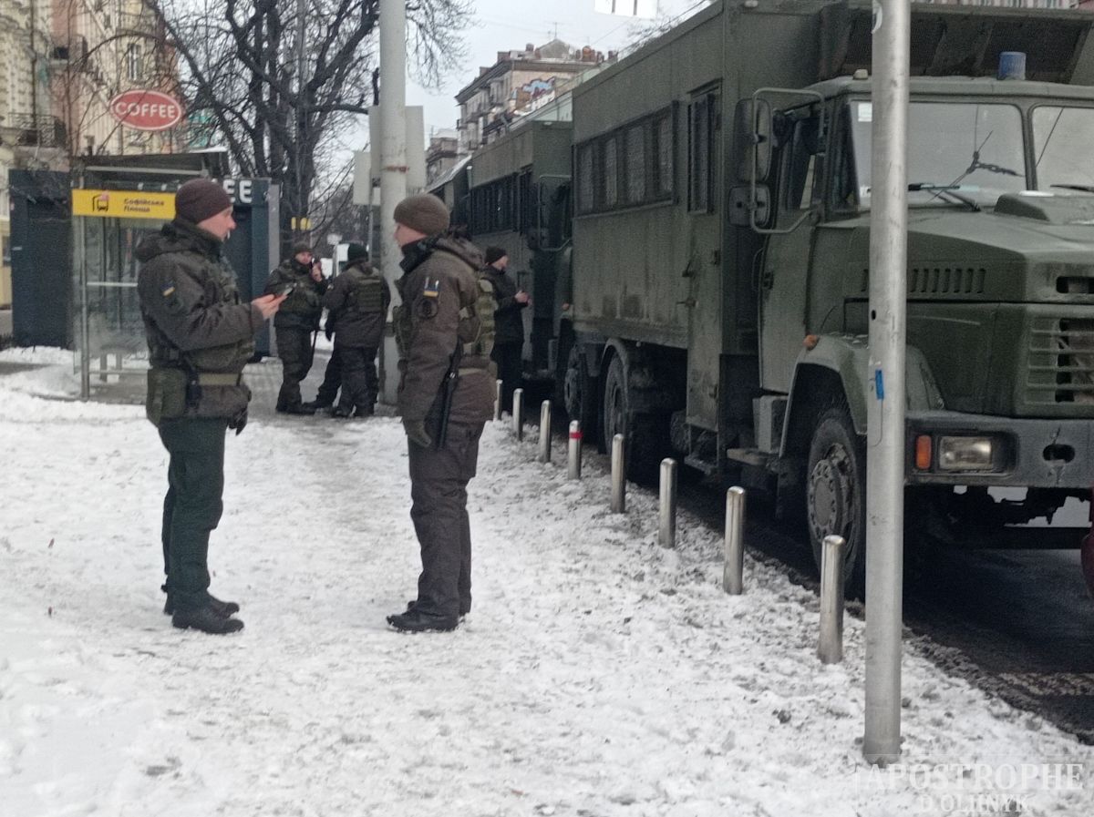 Под Печерским судом, где изберут меру пресечения Порошенко, начались стычки – кадры из Киева