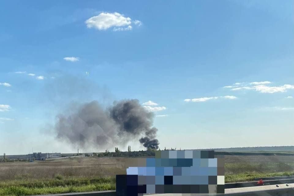 ​В Севастополе снова "бавовна": после взрывов черный дым валит с базы погранвойск РФ