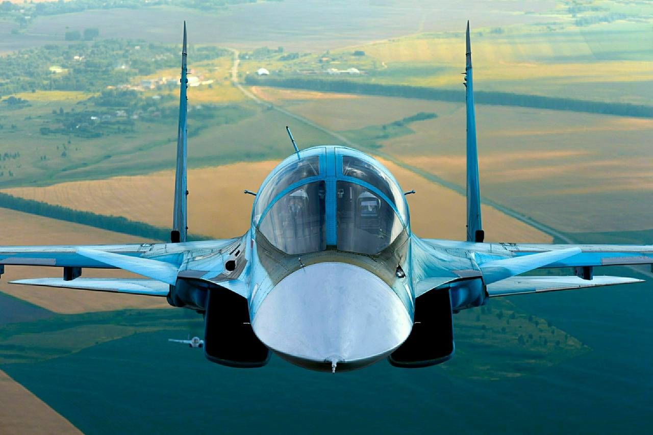 Під Саратовом бомбардувальник "Су-34" потрапив у ДТП – кадри 