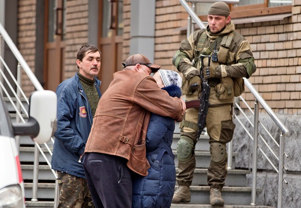 Взрыв на шахте им. Засядько: "скорые", автобусы аварийной службы и родственники горняков