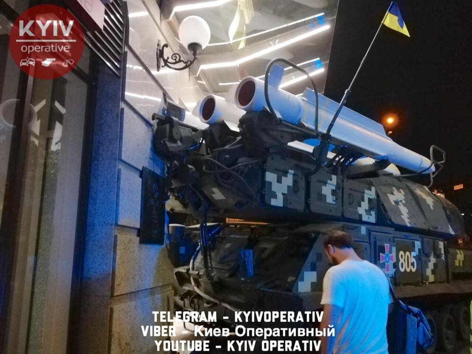 ЗРК "Бук" в Киеве на глазах у очевидцев протаранил бизнес-центр — резонансные кадры и подробности