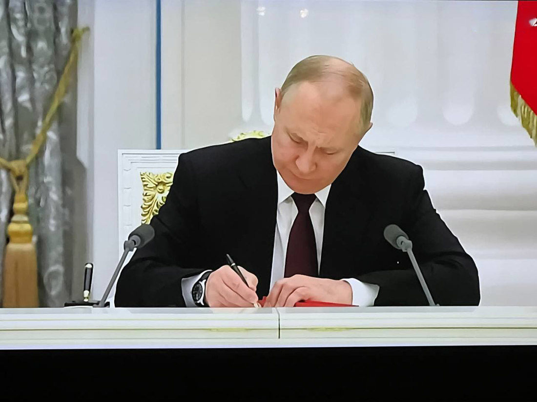Путин признал "ДНР"/"ЛНР" и подписал соглашения с Пушилиным и Пасечником