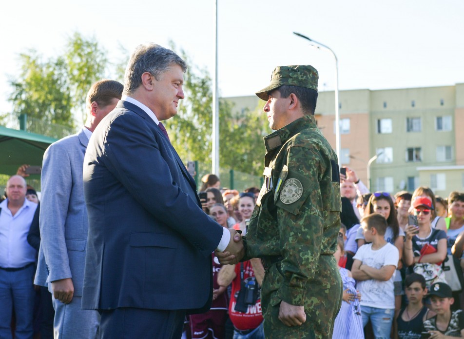  На Одесчине Порошенко вручил земельные сертификаты защитникам Украины