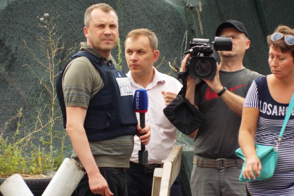 ​Муж Скабеевой Евгений Попов приехал на Донбасс и стал хорошей мишенью для террористов "ЛНР" - кадры