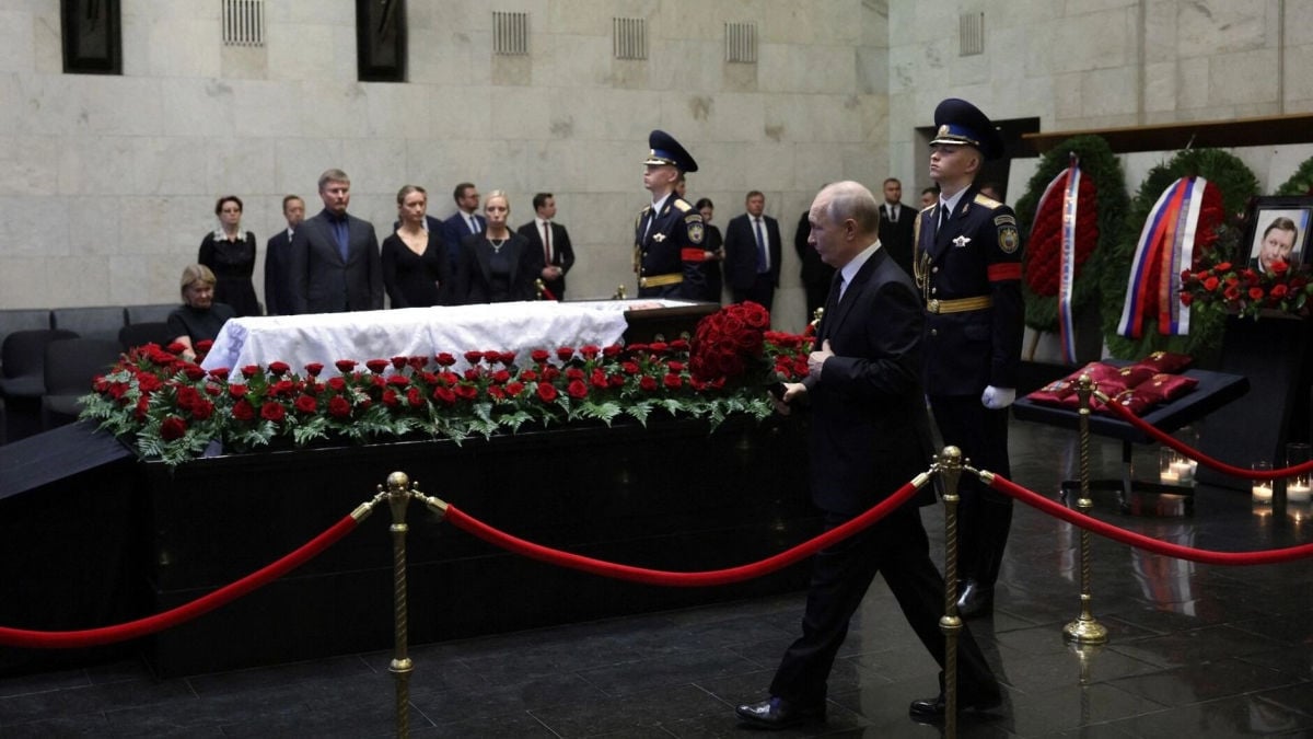 Путин надолго задержался у гроба Сергея Иванова на церемонии прощания в Москве