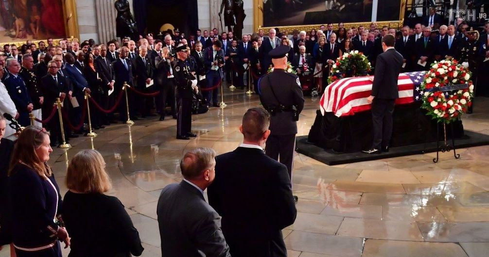 Важное сообщение для Путина с того света: почему Маккейн пригласил на похороны Порошенко наравне с Обамой и Бушем