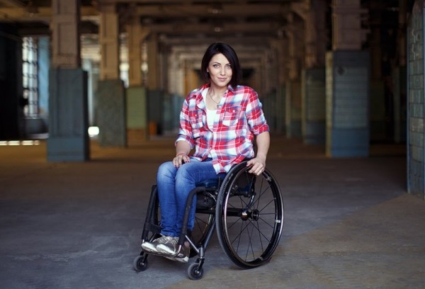 Украинская ведущая с инвалидностью Пчелкина выступила против певицы на инвалидной коляске из РФ Самойловой