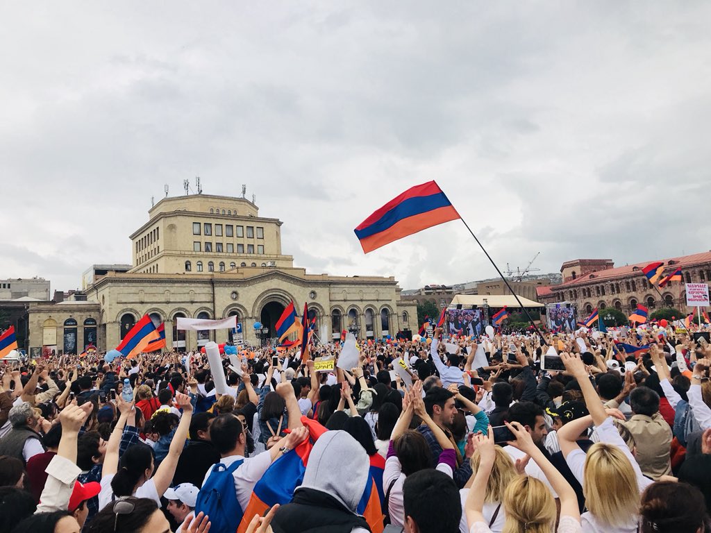 Радостные крики и тысячи людей: что творится в Армении после избрания Пашиняна премьером - кадры