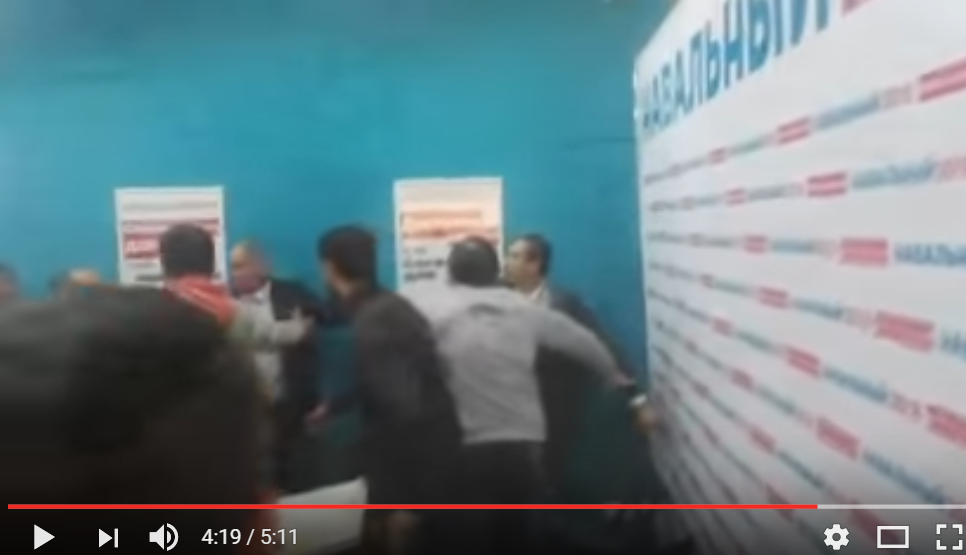 В России казаки устроили драку в штабе Навального из-за войны на Донбассе: СМИ опубликовали видео и узнали неожиданные подробности (кадры)