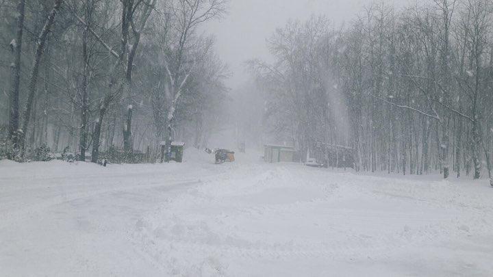 Харьков парализован сильнейшим снегопадом, многие маршруты заблокированы – кадры