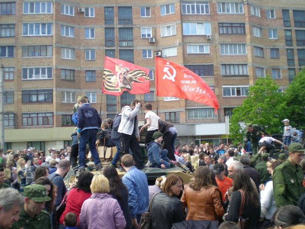 День Победы в Горловке: портреты Сталина, полотнище с именами ветеранов и "георгиевские ленты"