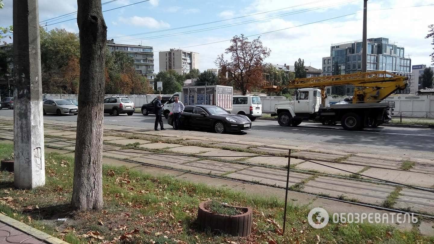 В центре Киева произошла перестрелка: полиция нашла брошенную окровавленную машину, появилась информация о  раненых - кадры