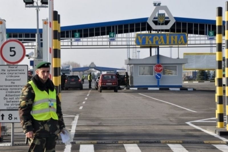 Пограничники рассказали, что нужно иметь при себе мужчинам до 22 лет для выезда за границу